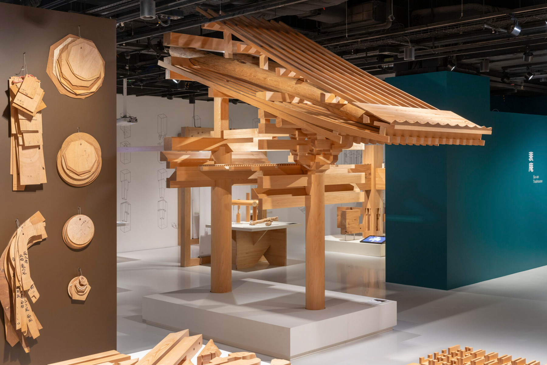 In der Ausstellung ist ein Yoshino-Zypressen-Modell im Maßstab 1:2 eines Dachabschnitts von Tōindō zu sehen. © Japan House London