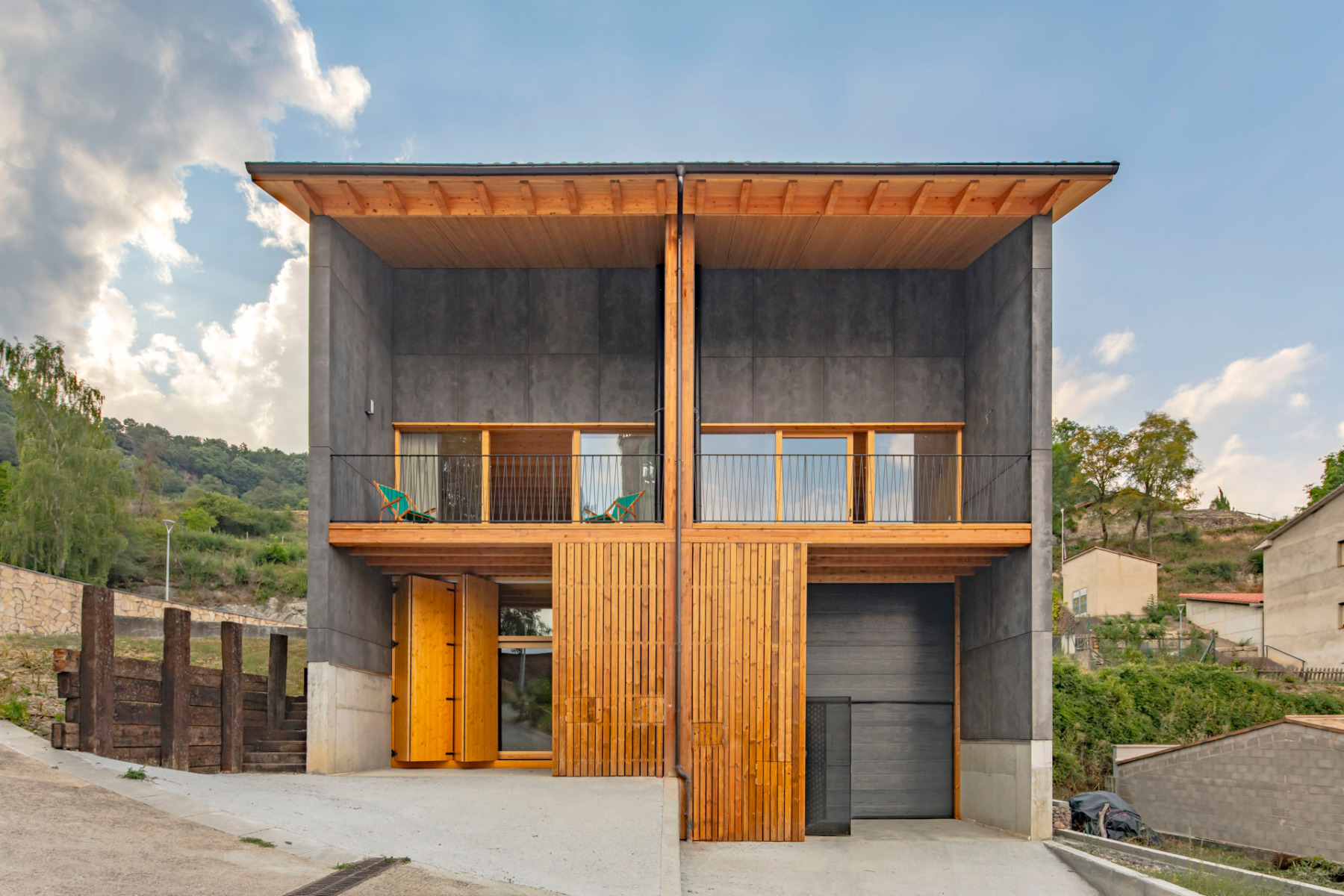 The architects integrated the house into a slope of over four metres. © Andrés Flajszer