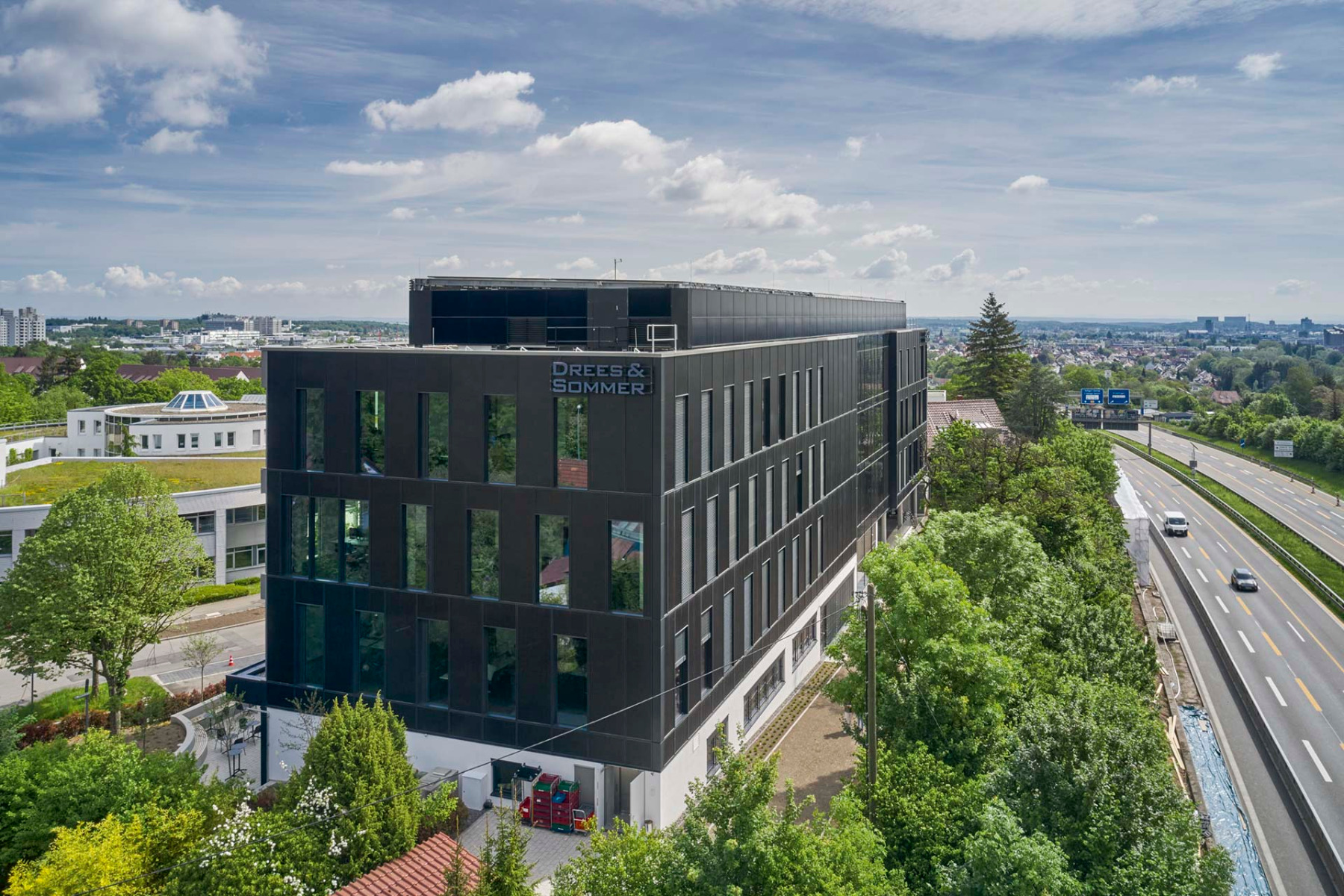 Die fassadenintegrierten Photovoltaikelemente von Schüco an der Süd- und Westseite des Gebäudes erzeugen auf knapp 700 m² Fläche rund 70 MWh Strom pro Jahr. © Jürgen Pollak / Drees & Sommer SE