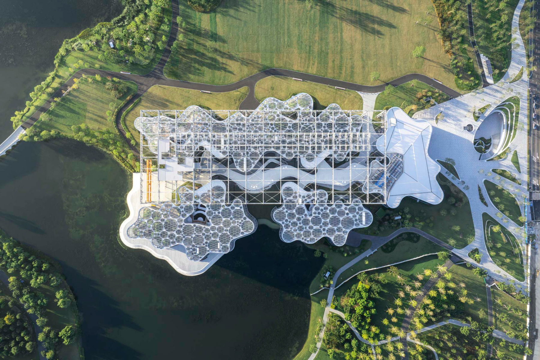 The superimposition of the old hall structure with the new exhibition pavilions is clearly visible from the air. © CreatAR Images