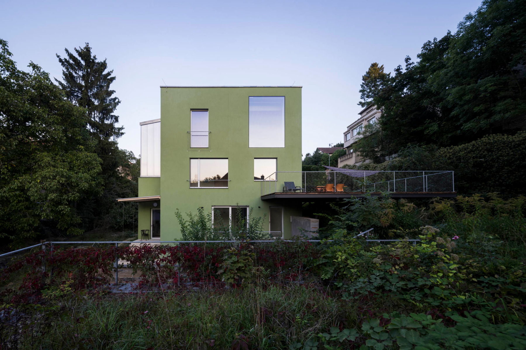 Das Green House von Aoc Architekti befindet sich im Dorf Dvorce in Prag-Podolí. © Studio Flusser