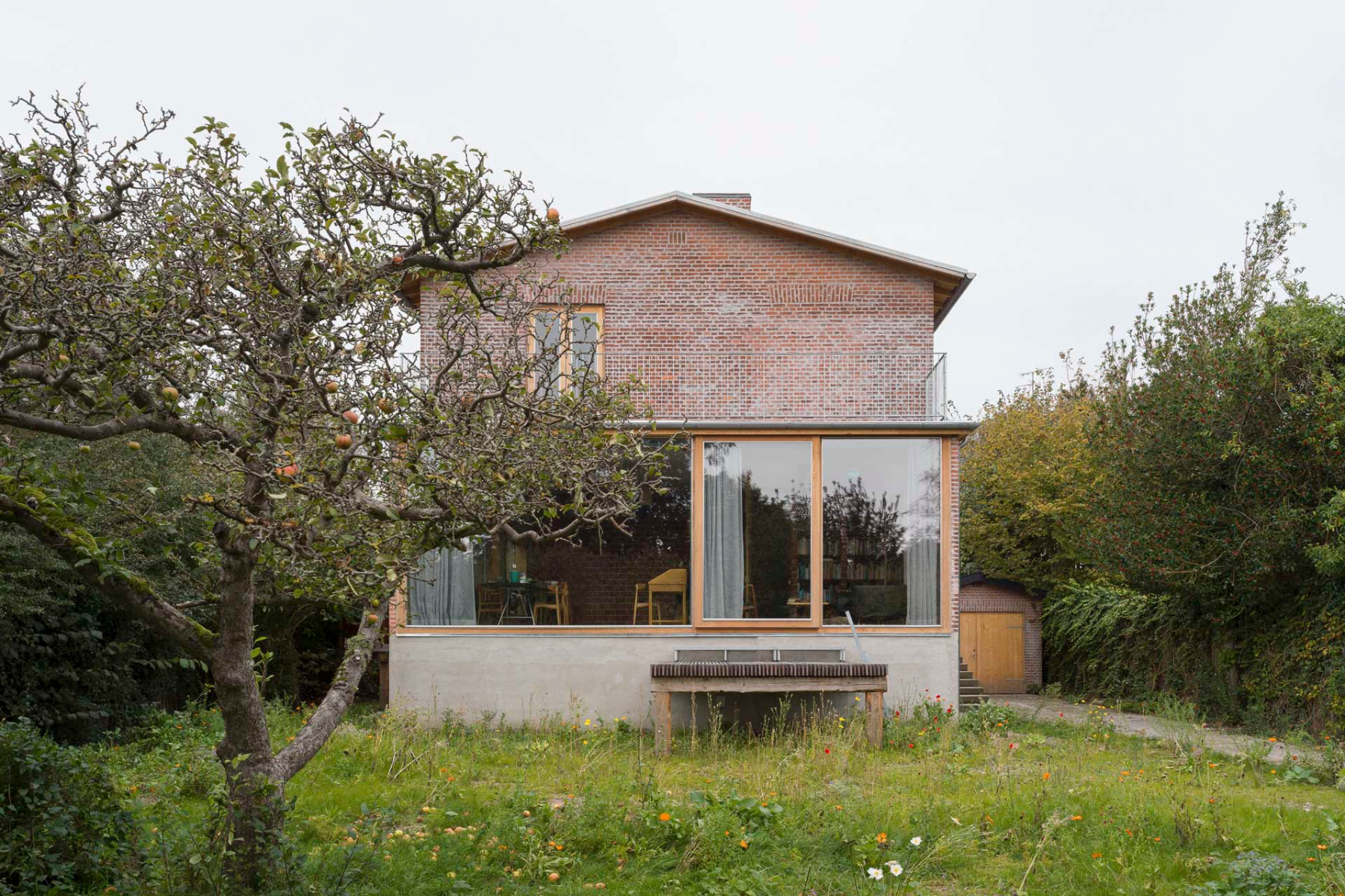 Der südseitige Anbau öffnet sich mit einer vollverglasten Fassade zum Garten. © Hampus Berndtson 
