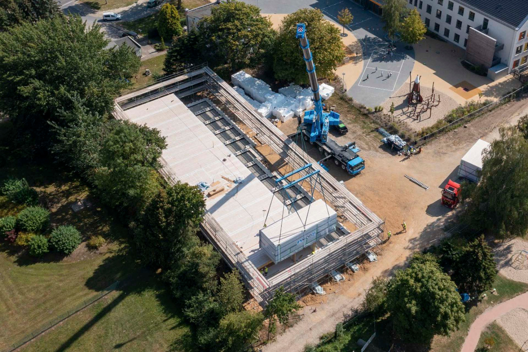 Insgesamt 52 Holzmodule mit 1870 m2 Bruttogeschossfläche hat Mod21 für den Hort der Juri-Gagarin-Schule in Stralsund aufgestellt. © Mod21