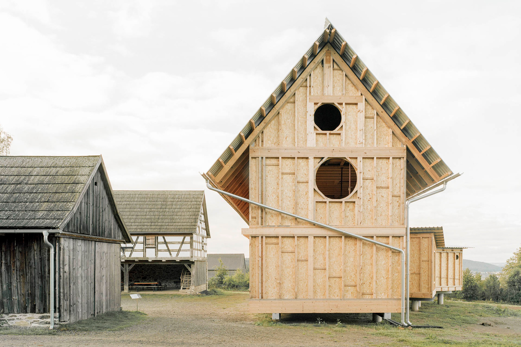 Derzeit ist die Holzkonstruktion des künftigen Bildungszentrums noch nackt und unverkleidet. Dennoch wird das Haus im Sommer schon genutzt. © Sebastian Schels