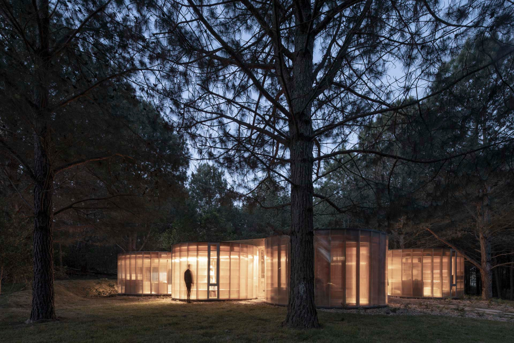 In the evening, the building becomes a softly glowing lantern. © Marcos Guiponi