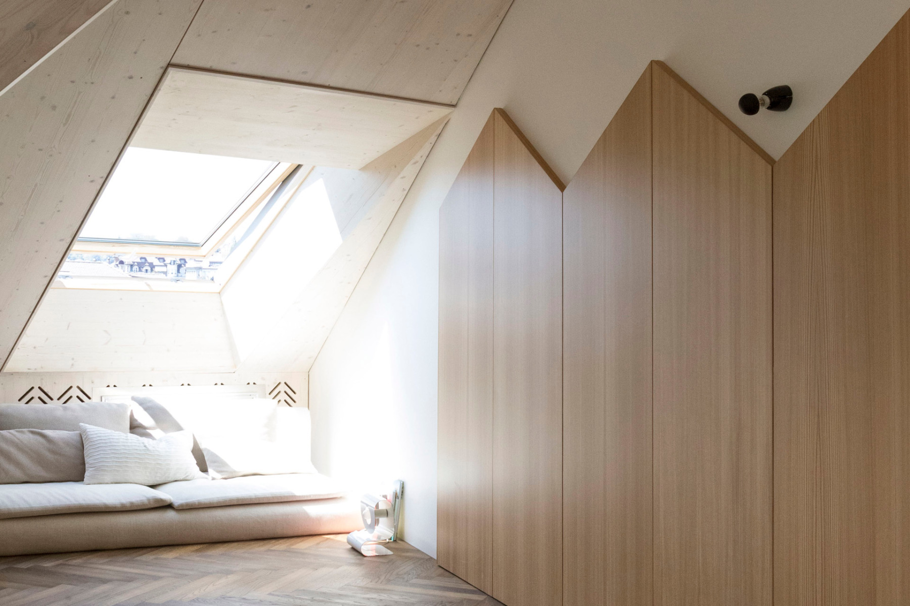 Die Aufstockung eines 1960er-Jahre-Gebäudes in Lausanne durch Localarchitecture schafft Raum für zehn neue Wohnungen, darunter eine Maisonette. © Kasia Jackowska/Velux 