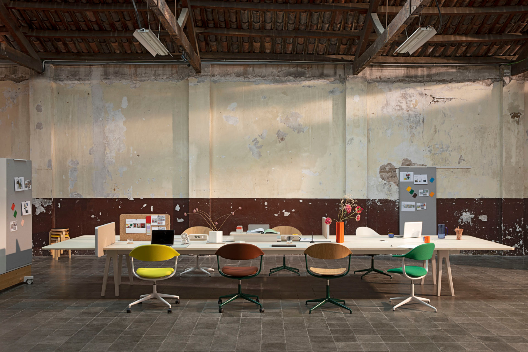 Mynt von Vitra, gestaltet mit Erwan Bouroullec, ist für flexible Nutzung konzipiert und kombiniert eine reduzierte Formensprache mit einer unsichtbar integrierten Mechanik für dynamisches Sitzen. © Vitra