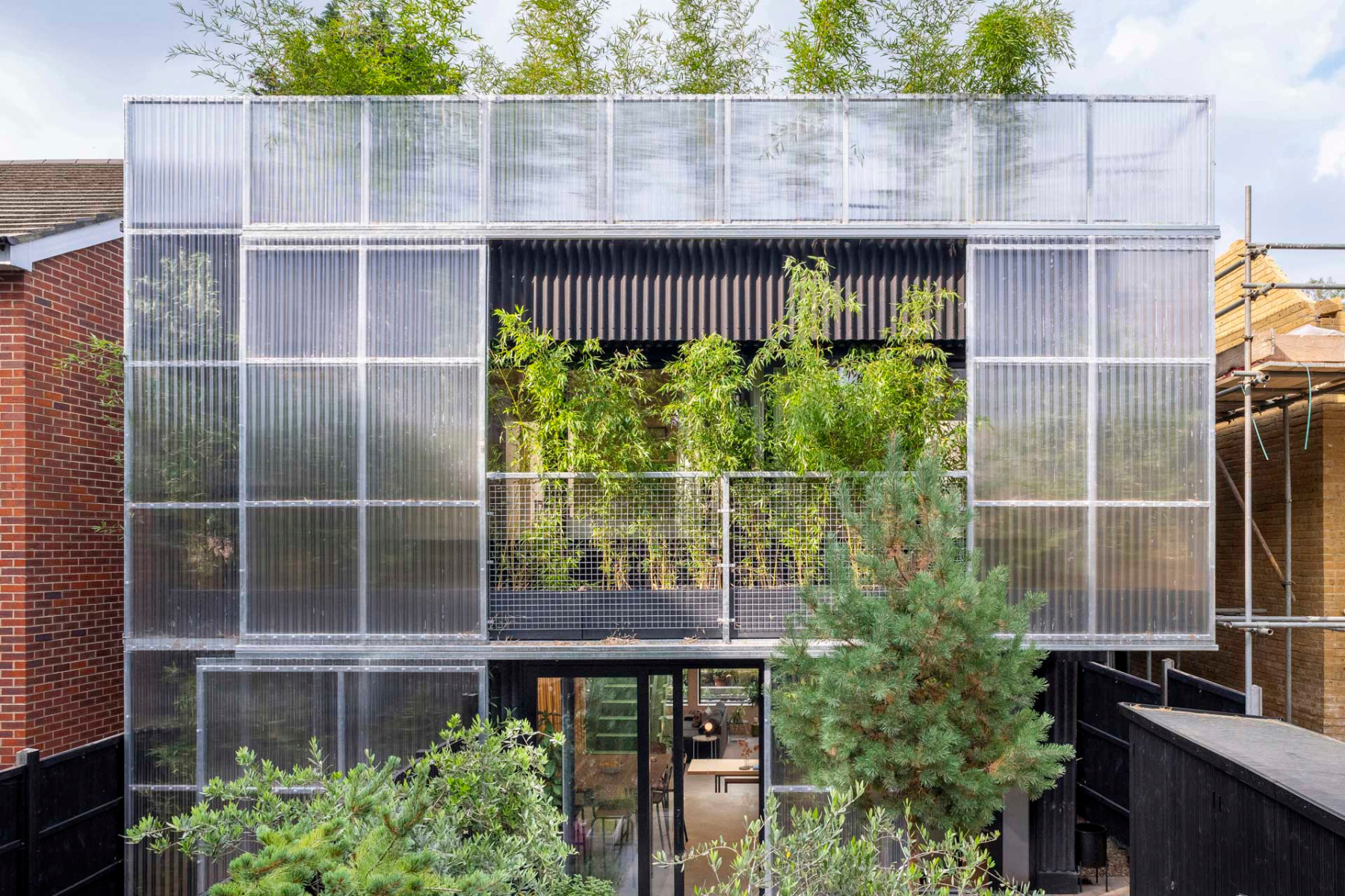 Die südliche Fassade des Green House ist mit Bambus bepflanzt und mit verschiebbaren Polycarbonat-Scheiben versehen. © Kilian O'Sullivan