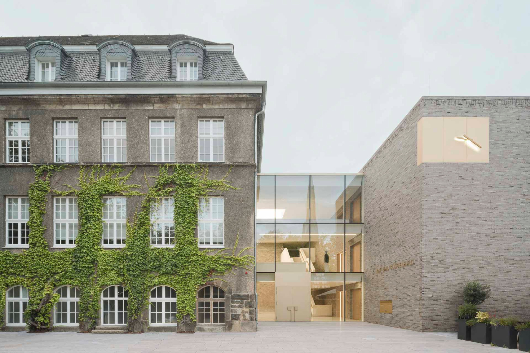 Alt- und Neubau des Holzwickeder Rathauses sind durch breite Glasfugen getrennt. © Brigida González