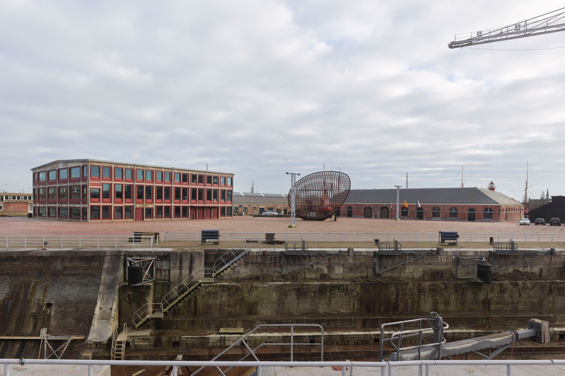 Das Rathaus nutzt zwei Bestandsbauten des alten Marinehafens: eine Segeltuchfabrik (links) und eine Mastwerkstatt (rechts). © Stefan Müller