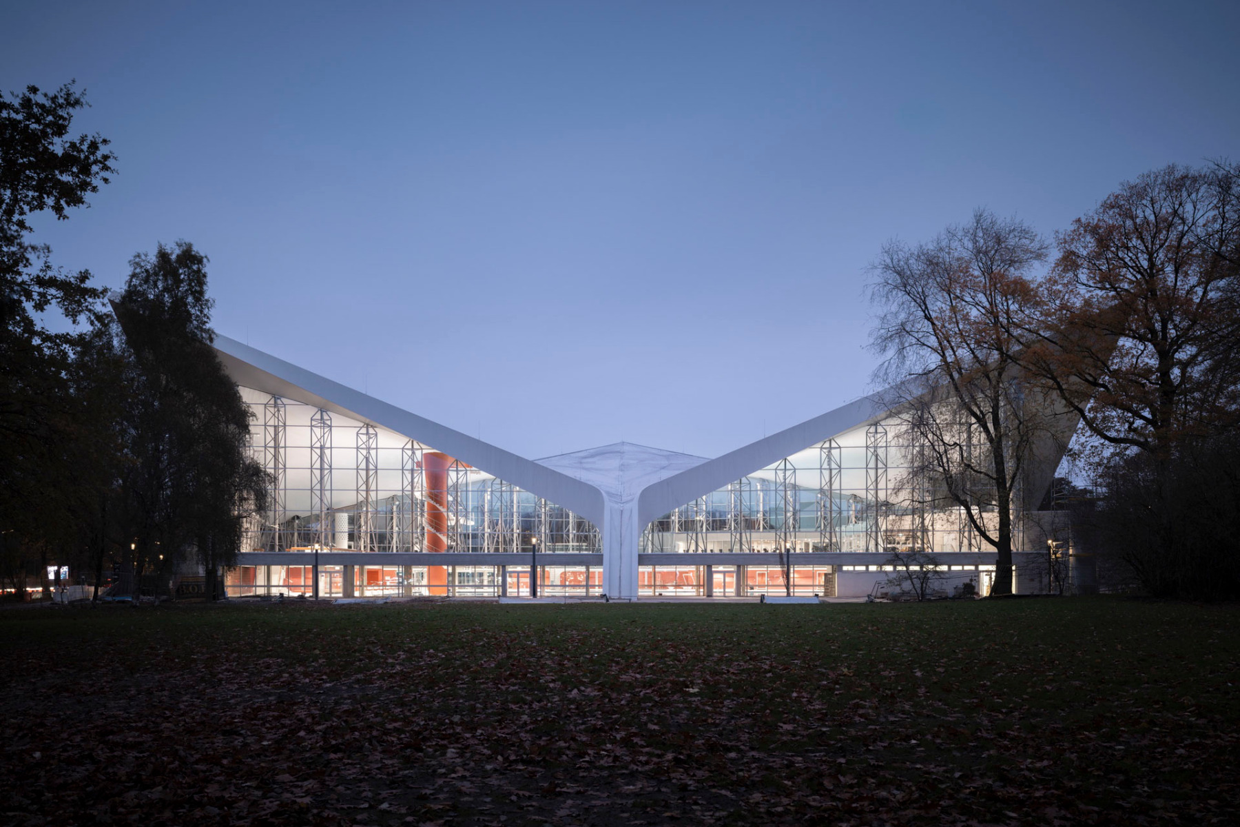 Die Alsterschwimmhalle, ein ikonisches Bauwerk der Hamburger Nachkriegsmoderne, beeindruckt mit ihrem spektakulären Betondach aus hyperbolischen Paraboloidschalen. Nach fast 50 Jahren wurde sie umfassend modernisiert. © Marcus Bredt