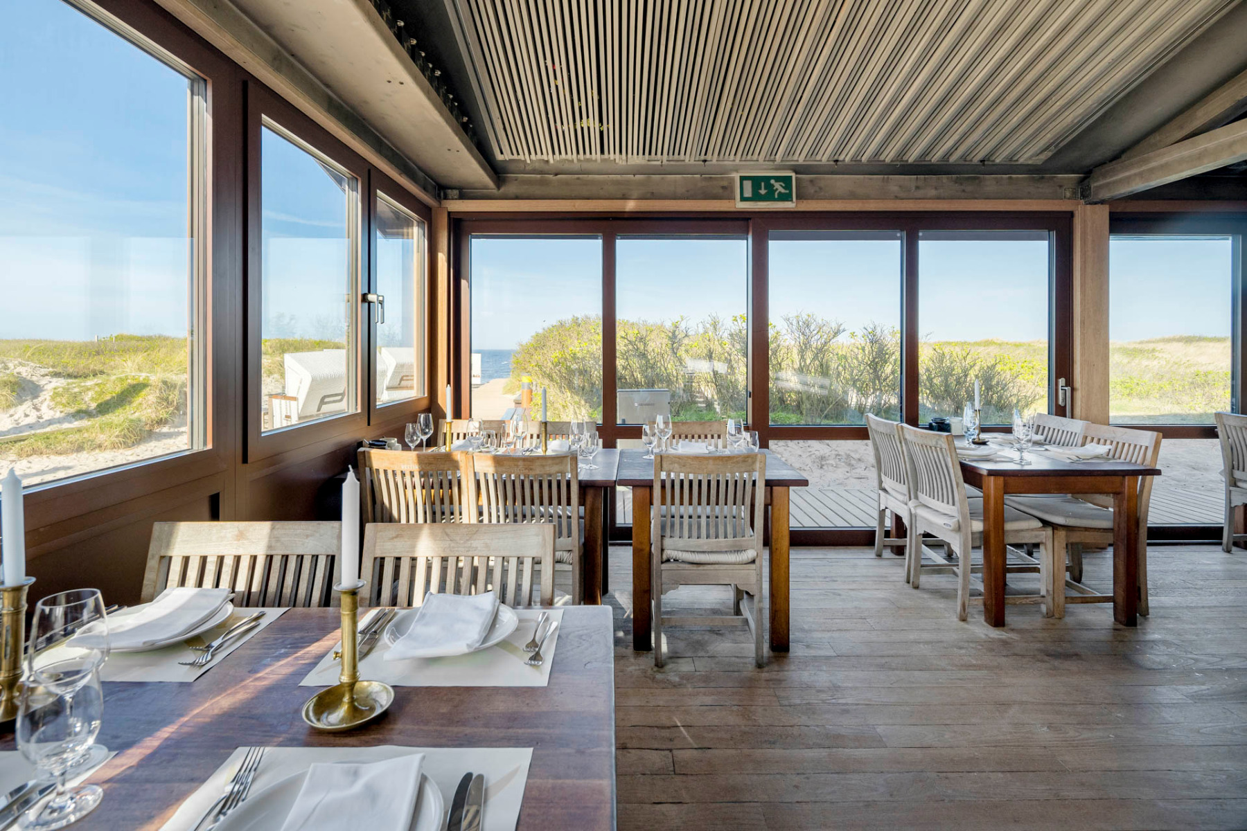 Das Kult-Restaurant wurde nach 40 Jahren Betrieb mit neuen Fenstern (Schüco AWS 75.SI+) und Hebe-Schiebesystemen (Schüco ASE 80.HI) ausgestattet. © Architekturfotografie Bach