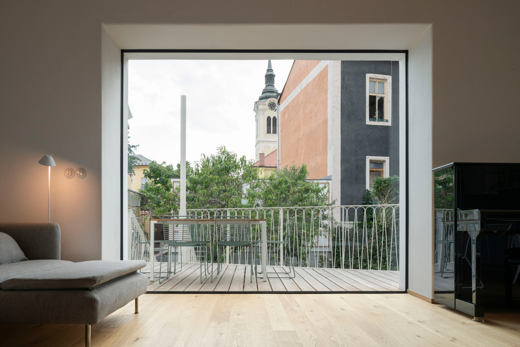 Innenfenster und Maueröffnungen schaffen unerwartete Verbindungen zwischen den einzelnen Räumen des Wohnhauses. © Alex Shoots Buildings 