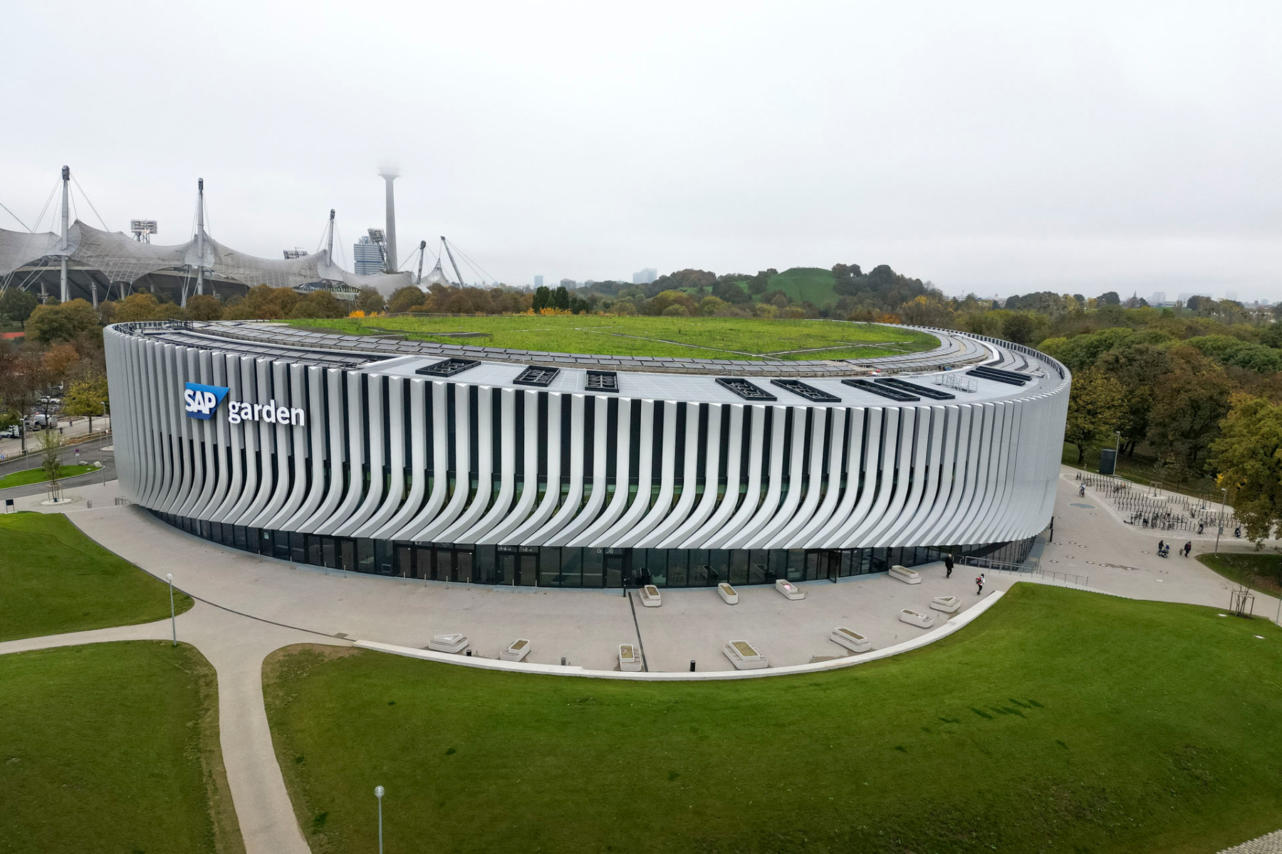 So dynamisch und schwungvoll wie seine Fassade daherkommt, bettet sich der SAP Garden, eine neue Destination für Spitzen-Eishockey und -Basketball, seit kurzem in den Münchner Olympiapark. © Frener Reifer