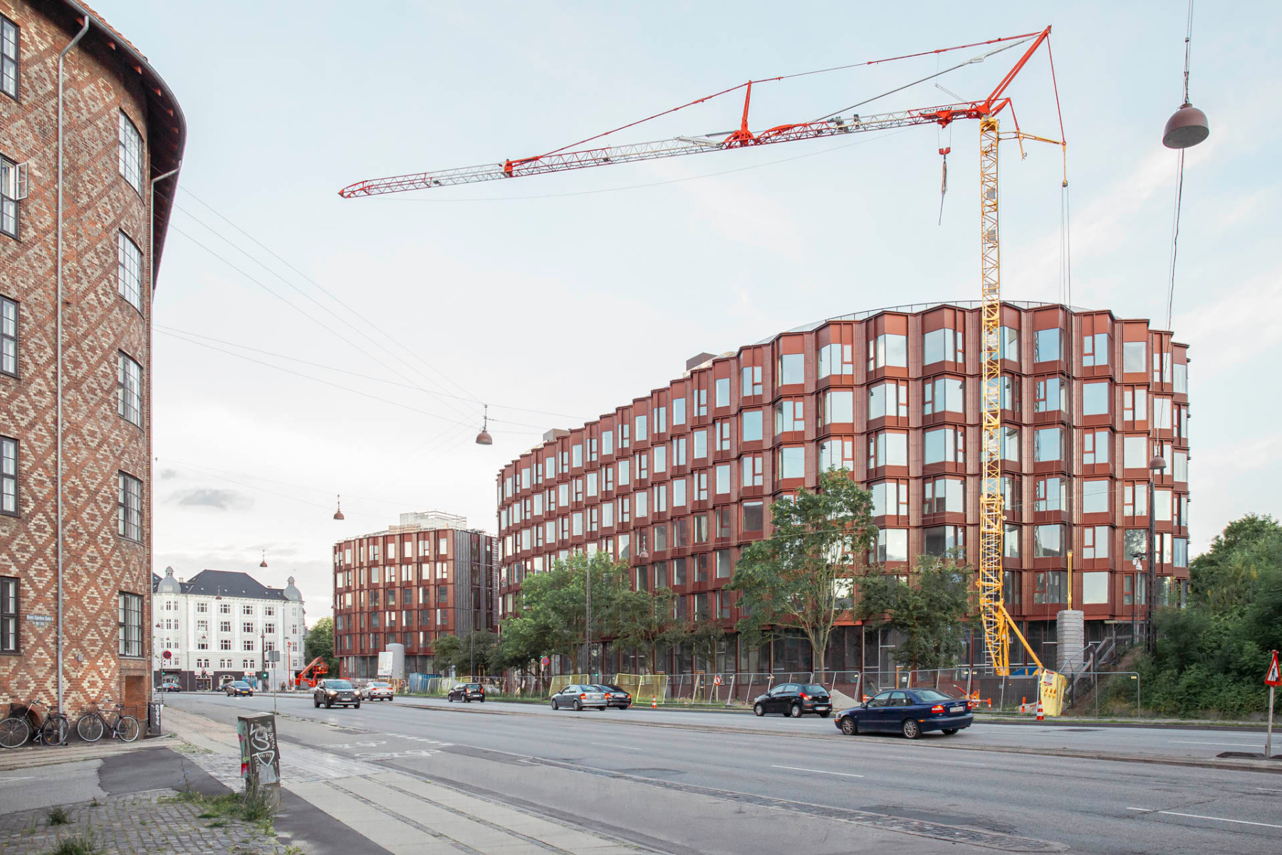 Der siebengeschossige Gebäudekomplex passt sich durch seine Höhe und Farbgebung gut ins urbane Umfeld von Frederiksberg ein. © Yulia Kozlova