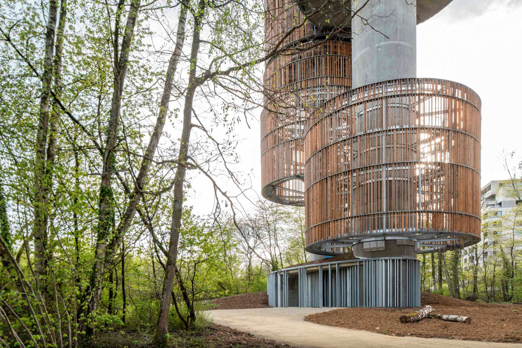 Ein mächtiger, mit Stahl verkleideter Betonsockel soll unerwünschte Eindringlinge vom Wasserturm abhalten. © Miguel Fernández-Galiano