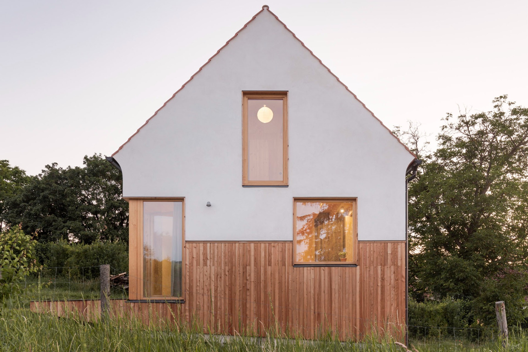 Äußerlich orientiert sich die Casa de Mi Luna in Karlštejn an tradierten Bauformen. Nur die Fassadenverkleidung aus Kalkputz und Lärchenholz suggeriert Modernität. © Fredrik Frendin