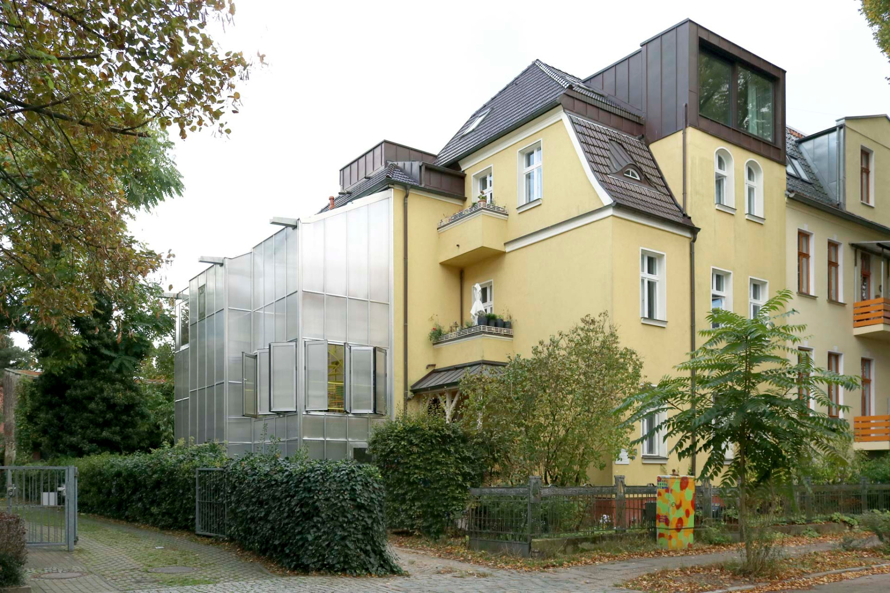 https://detail-cdn.s3.eu-central-1.amazonaws.com/media/catalog/product/0/2/02-anbau-gruenderzeithaus-berlin-wintergartenhaus-supertype-group.jpg?width=437&height=582&store=de_de&image-type=image