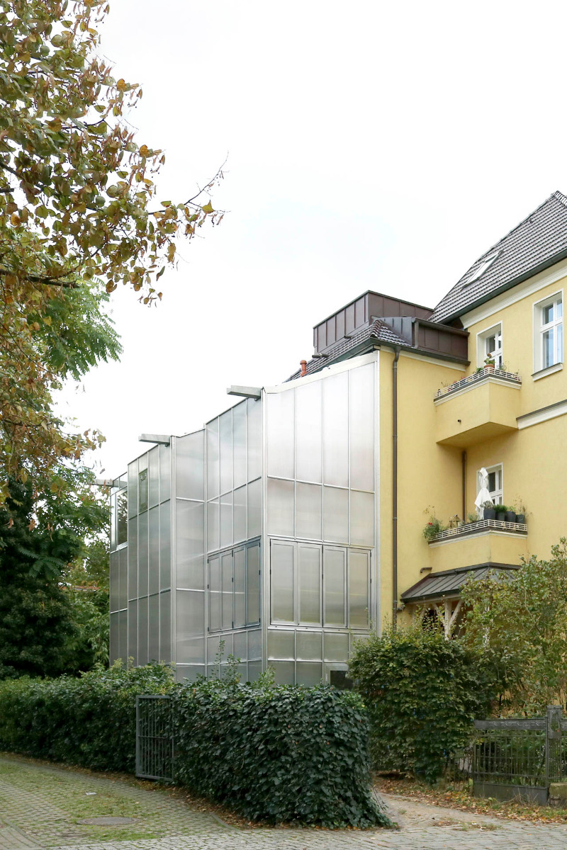 https://detail-cdn.s3.eu-central-1.amazonaws.com/media/catalog/product/0/4/04-anbau-gruenderzeithaus-berlin-wintergartenhaus-supertype-group.jpg?width=437&height=582&store=de_de&image-type=image