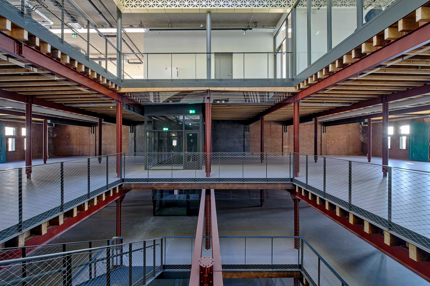 https://detail-cdn.s3.eu-central-1.amazonaws.com/media/catalog/product/0/6/06-sanierung-kaffeespeicher-santos-rotterdam-rhwz-wdjarchitecten.jpg?width=437&height=582&store=de_de&image-type=image
