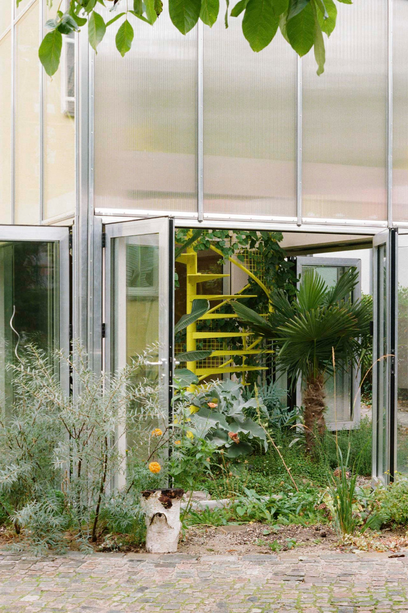 https://detail-cdn.s3.eu-central-1.amazonaws.com/media/catalog/product/1/0/10-anbau-gruenderzeithaus-berlin-wintergartenhaus-supertype-group.jpg?width=437&height=582&store=de_de&image-type=image