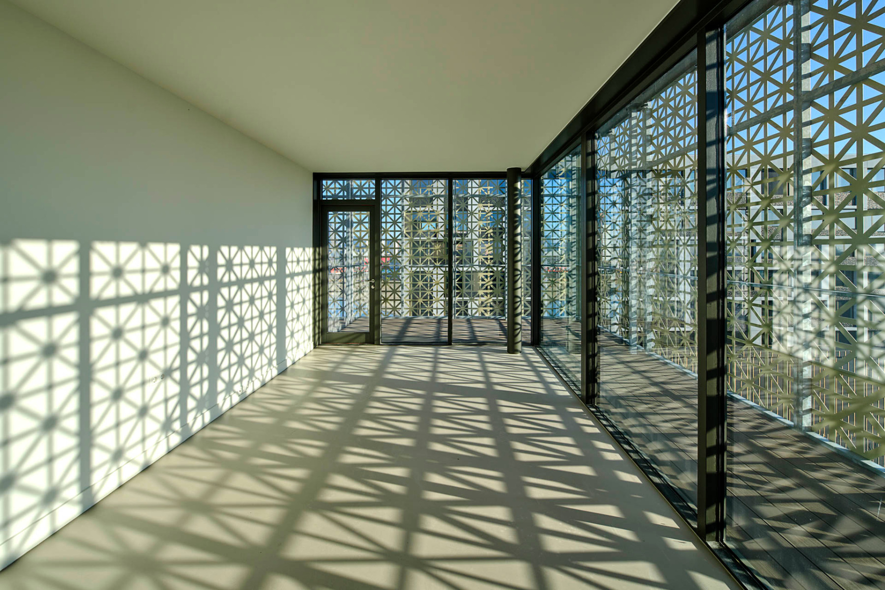 https://detail-cdn.s3.eu-central-1.amazonaws.com/media/catalog/product/1/3/13-sanierung-kaffeespeicher-santos-rotterdam-rhwz-wdjarchitecten.jpg?width=437&height=582&store=de_de&image-type=image