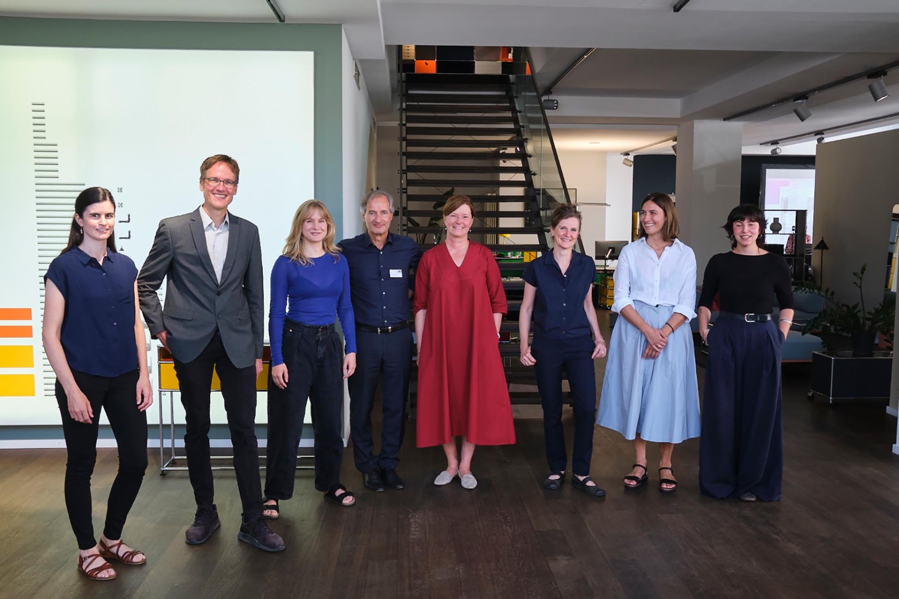 Referent:innen und Moderator:innen des Detail Klima Forums im USM-Showroom in München, v.l.n.r.: Nadia Vontobel, Jakob Schoof, Viktoria Millentrup, Dr. Thomas Dienes, Sandra Hofmeister, Kerstin Müller, Hanne Rung, Selma Popp. © Moritz Hoffmann Photography
