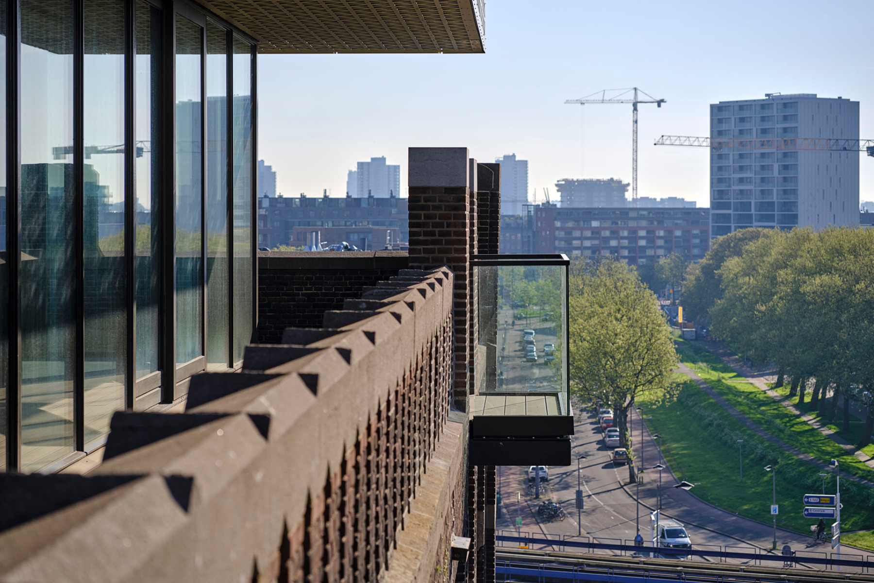 https://detail-cdn.s3.eu-central-1.amazonaws.com/media/catalog/product/1/4/14-sanierung-kaffeespeicher-santos-rotterdam-rhwz-wdjarchitecten.jpg?width=437&height=582&store=de_de&image-type=image