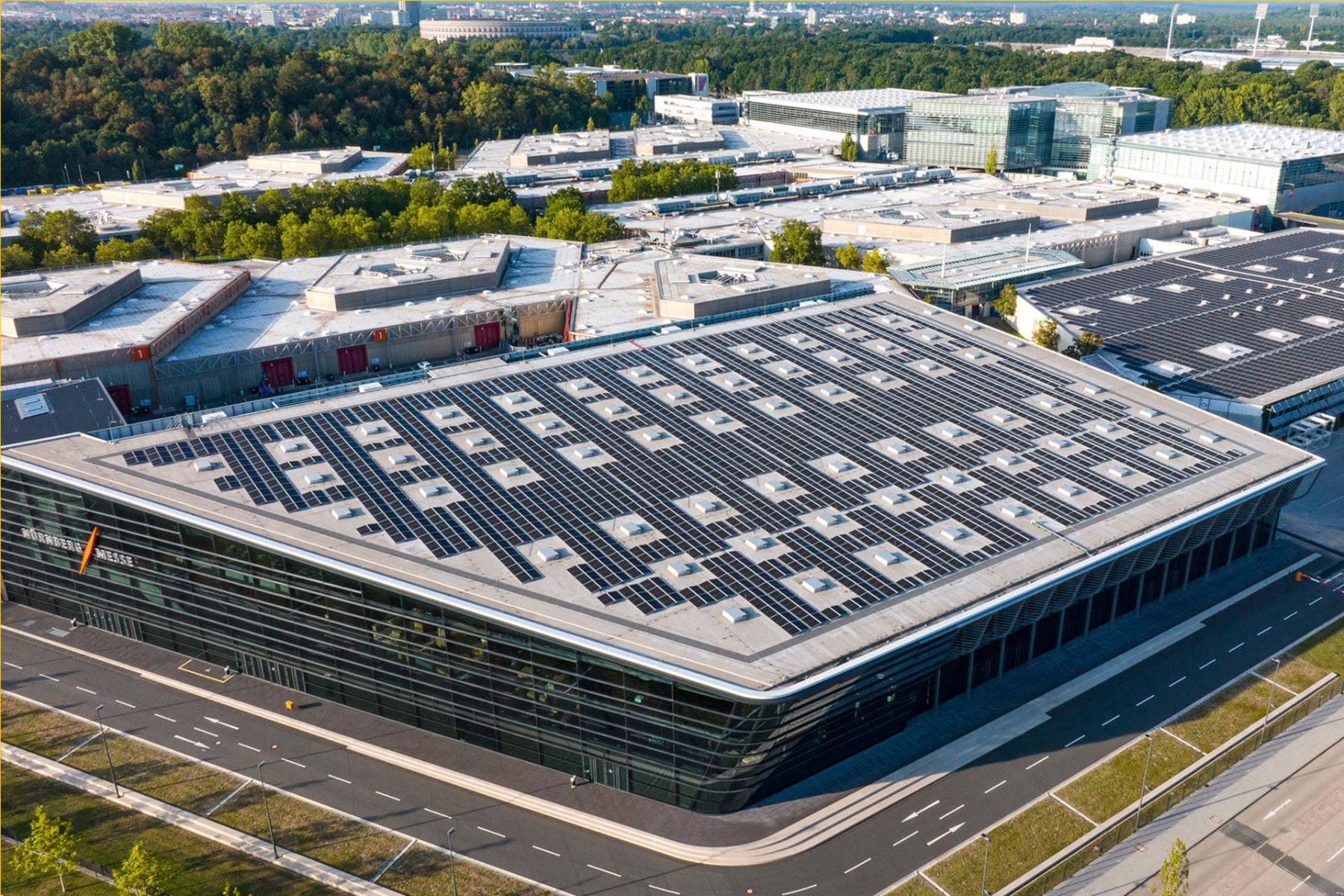 In den nächsten Jahren wird das Messegelände der NürnbergMesse durch Photovoltaik fit für die Zukunft gemacht. Bis September 2024 soll die erste Phase der hybriden Energieversorgung abgeschlossen sein. © Sika Deutschland CH AG & Co KG