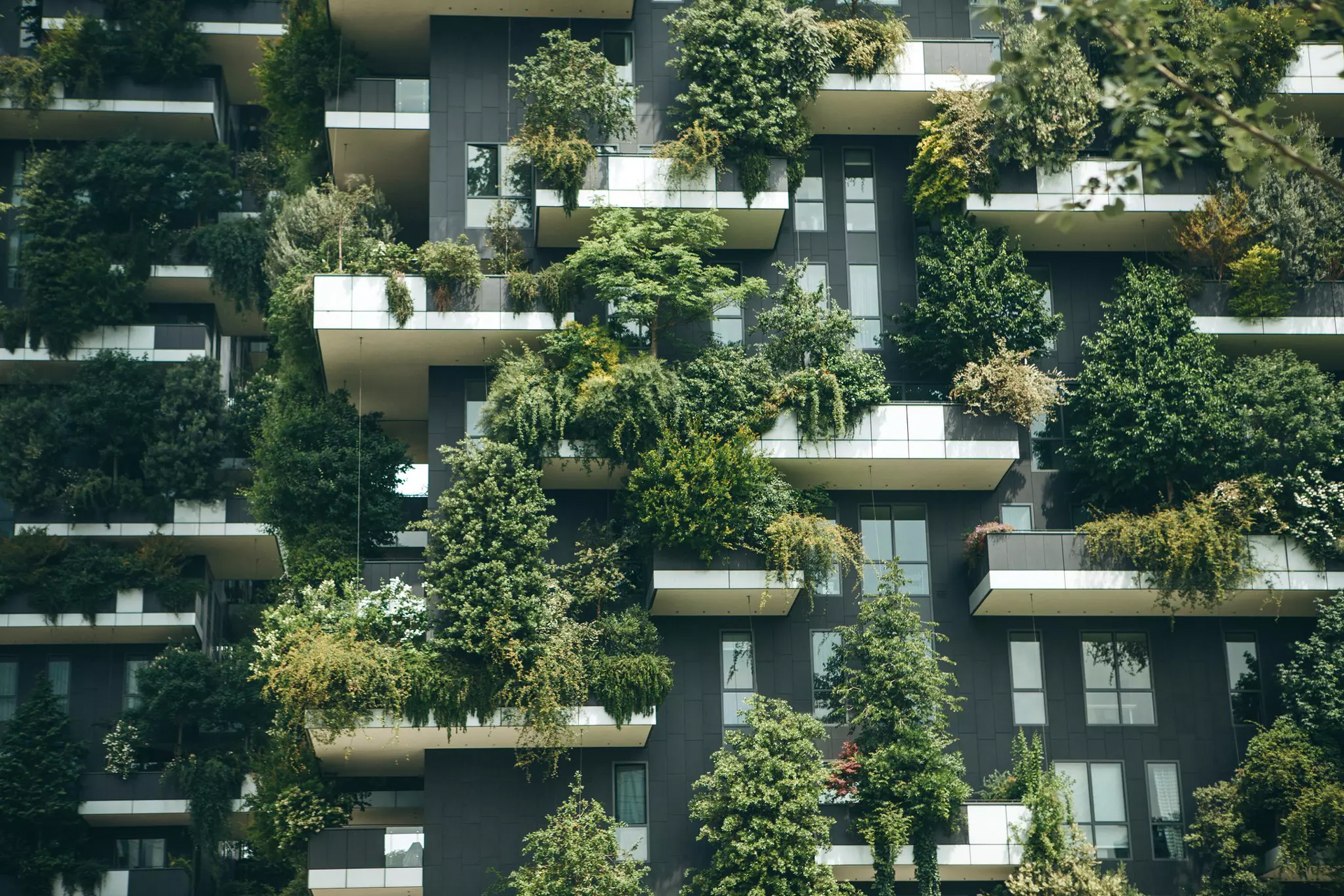 Begrünte Fassade eines Hochhauses