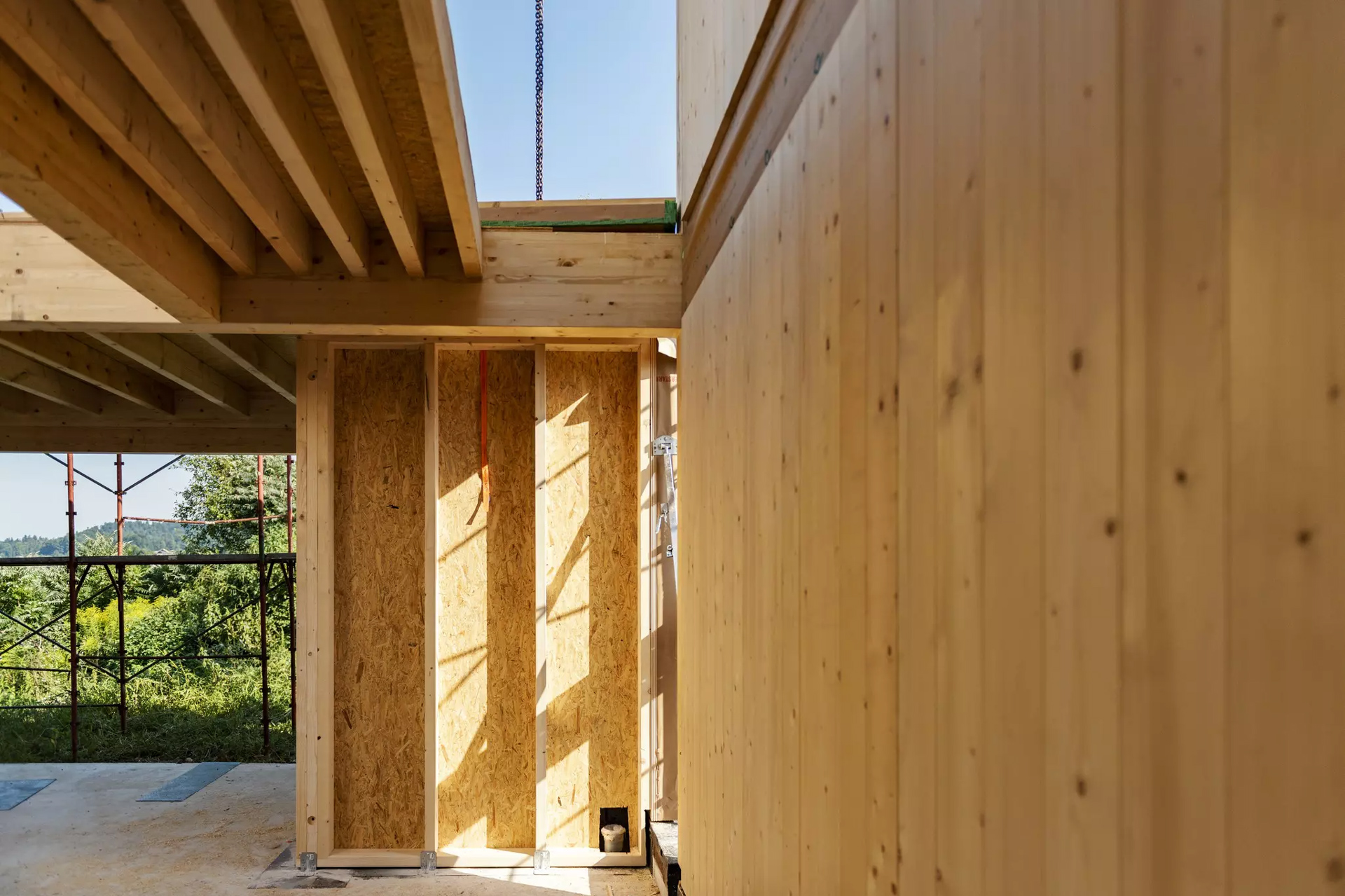 Raum mit Holzwänden und einem bodentiefen Fenster