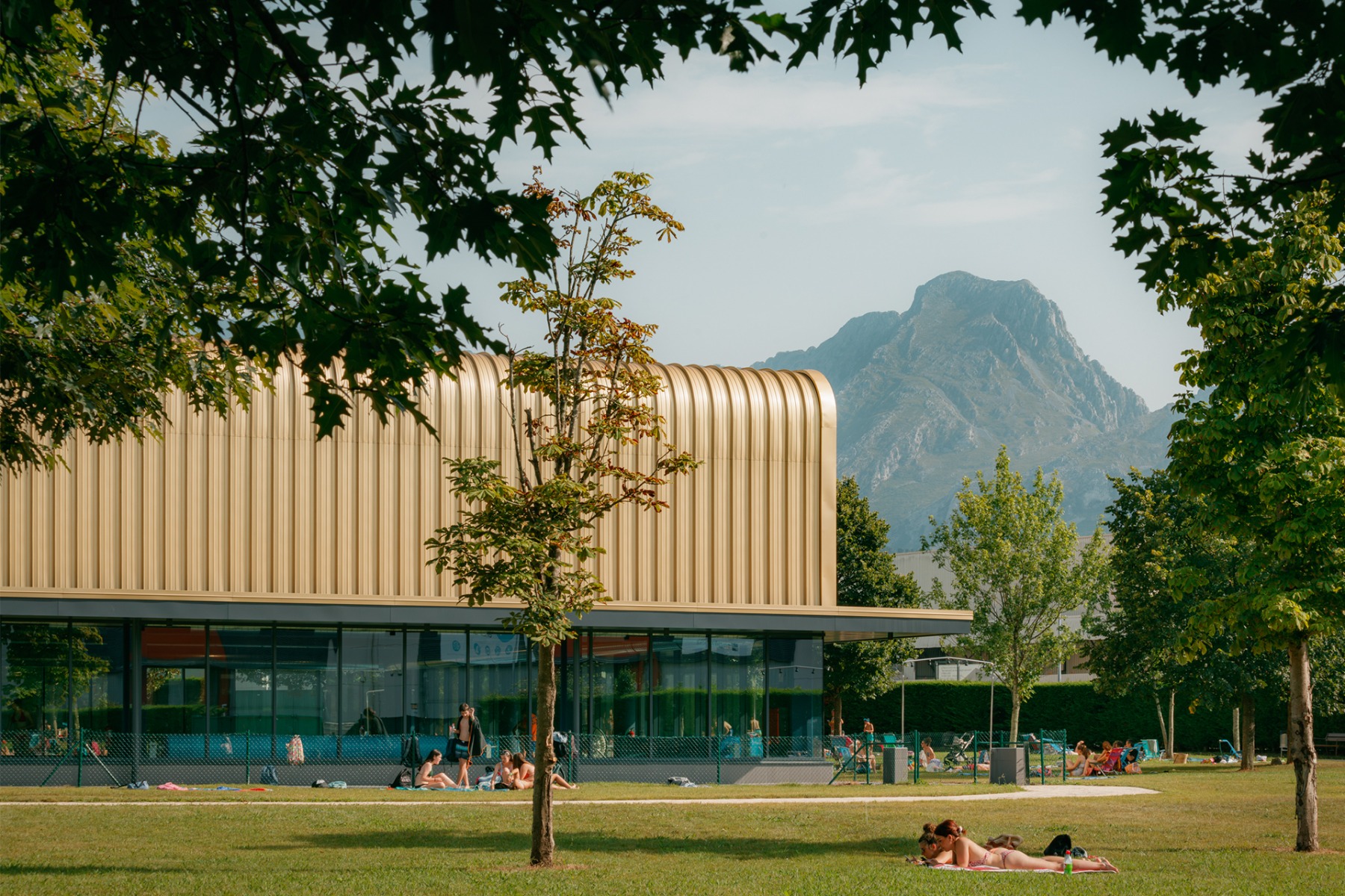Vom Freibad zum Schwimmbad: Die hölzerne Hallenkonstruktion wurde mit einem isolierten Metalldach von Kalzip eingedeckt. © Aitor Estévez