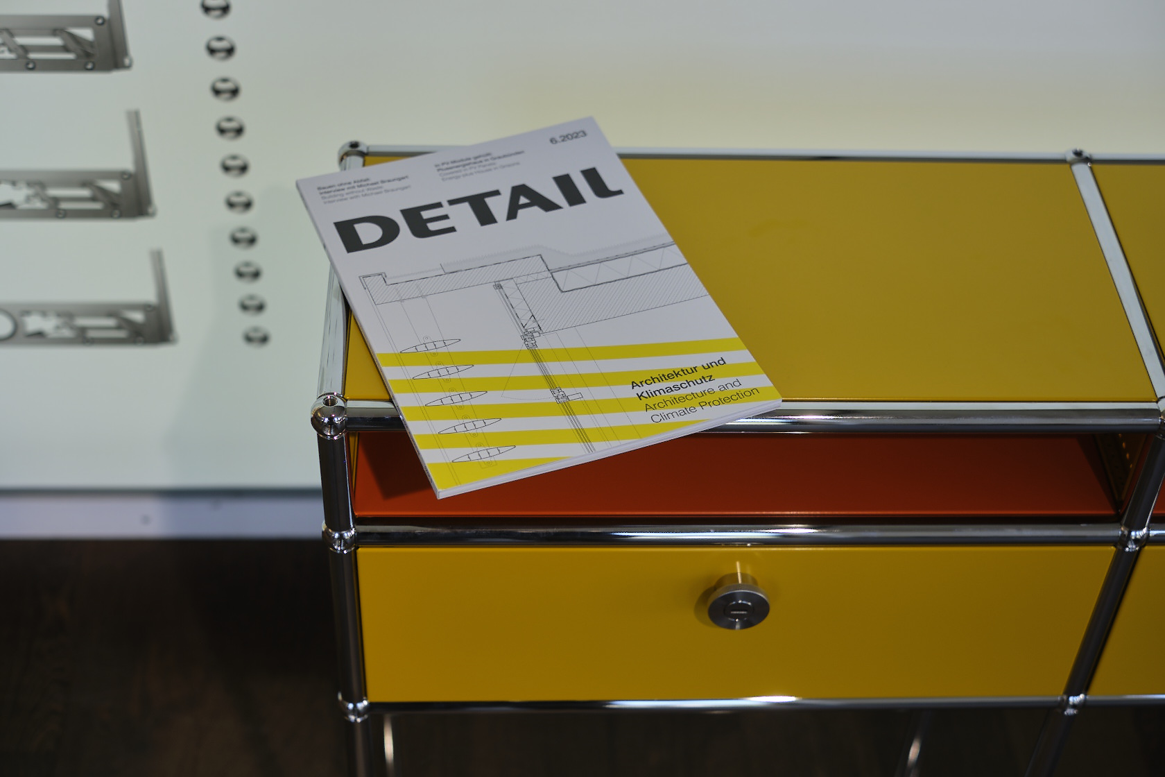 DETAIL Heft liegt auf USM Regal