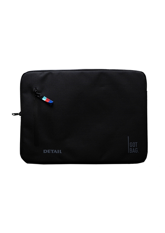 Die neue Laptop Tasche von DETAIL & Got Bag ist da. Sie ist chwarz und hat vorne einen Reißverschluss und auf der Rückseite einen. Der Laptop wird durch weichem Stoff im Inneren geschützt. Außerdem ist die Tasche aus recycletem Meeresplastik hergestellt.