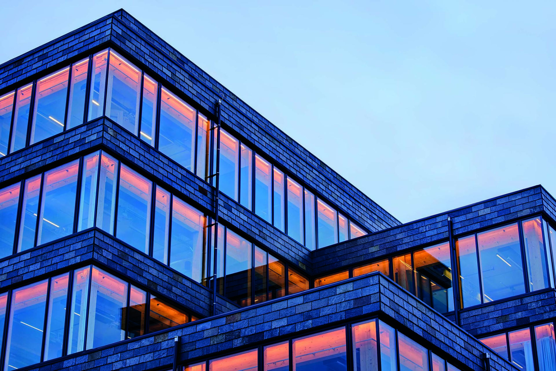 Hybridlösungen wie die Schüco Aufsatzkonstruktion AOC.TI (Add-On-Construction Timber) punkten durch den Einsatz von Materialien wie recyclebares Aluminium und den nachwachsenden Rohstoff Holz. © Måns Berg Photography 