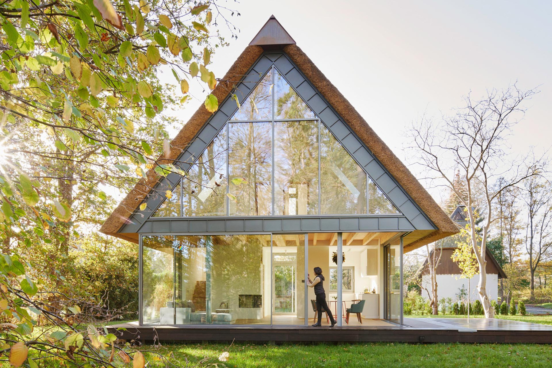 Moderne Fensterkonstruktionen erfüllen den Urwunsch der modernen Architektur, innen und außen zu jeder Jahreszeit miteinander verschmelzen zu lassen.  Ein Beispiel dafür ist ein Wochenendhaus mit Cradle-to-Cradle-Konzept im Spreewald. © Wolfgang Zlodej fü