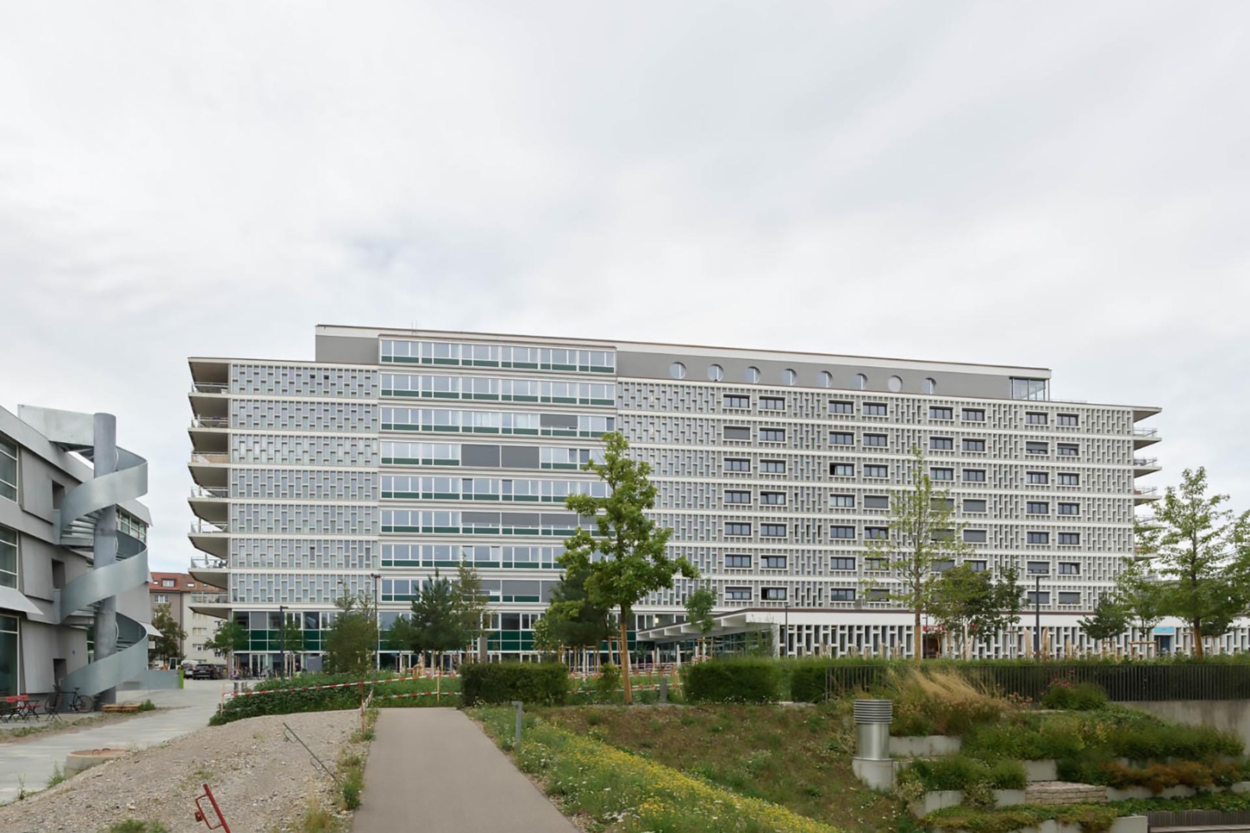 Der 100 m lange und 35 m hohe Betonriegel wurde nach Plänen der Architekten Fritz Rickenbacher und Walter Baumann errichtet. © Ariel Huber